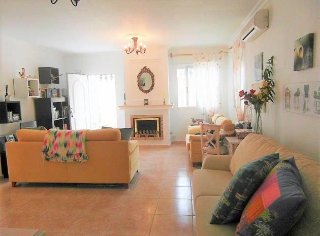 Resale - Villa - San Miguel de Salinas - las comunicaciones