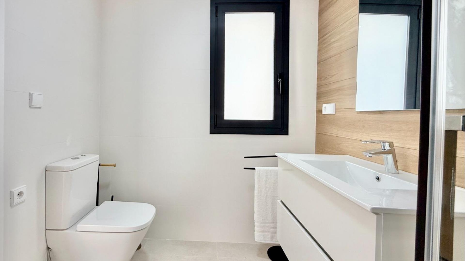 Nybyggnad - Radhus - Cox - Sin Zona