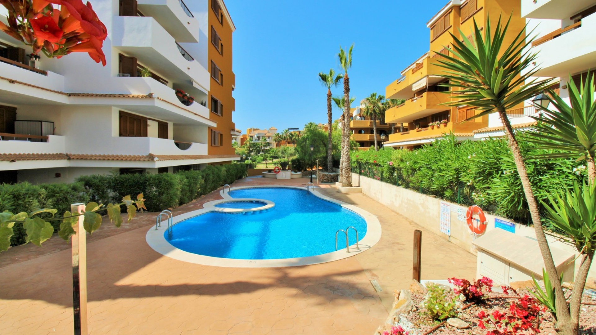 Resale - Apartment - Punta Prima - la entrada