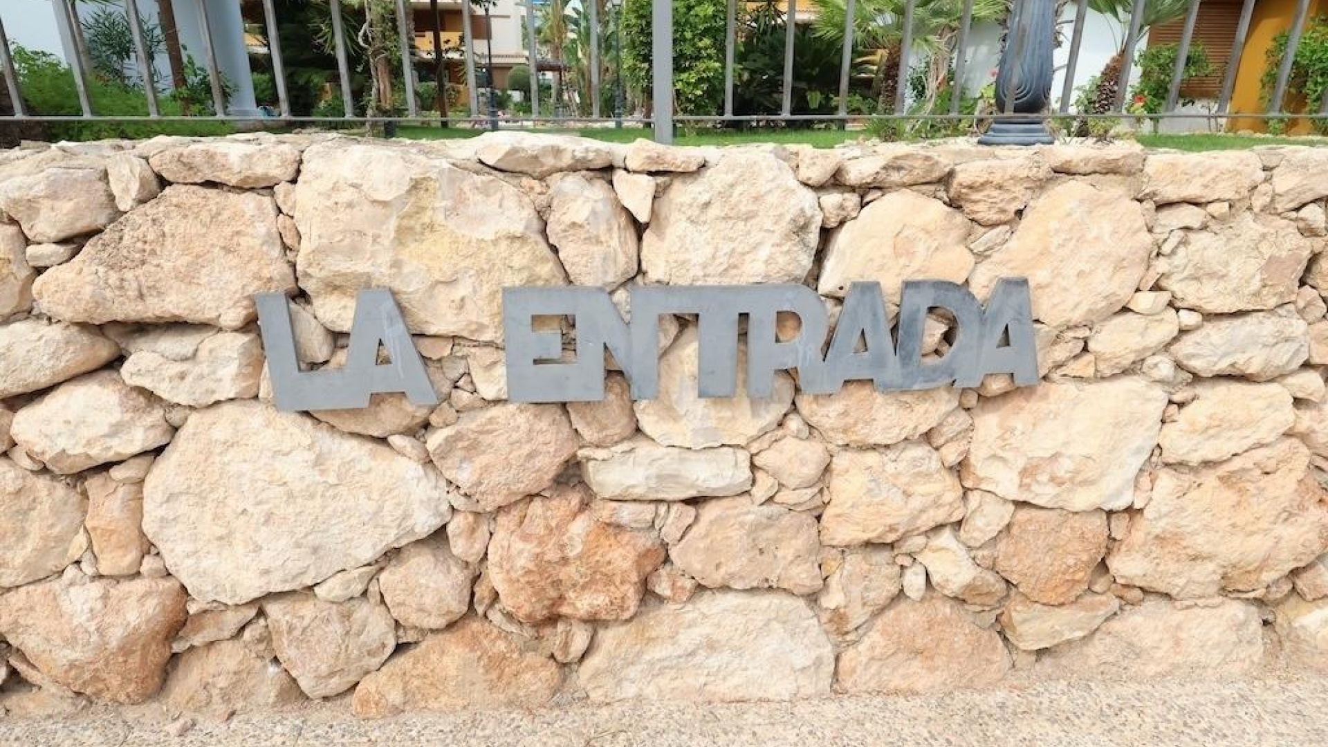 Resale - Apartment - Punta Prima - la entrada