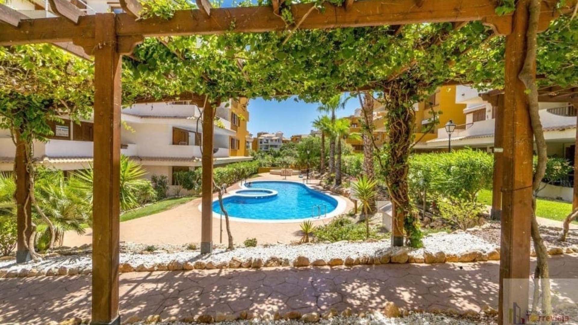 Resale - Apartment - Punta Prima - la entrada