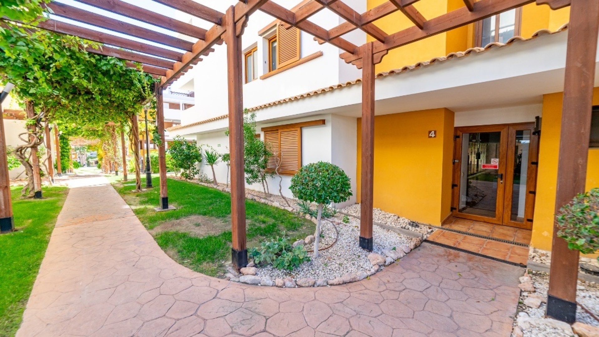 Resale - Apartment - Punta Prima - la entrada