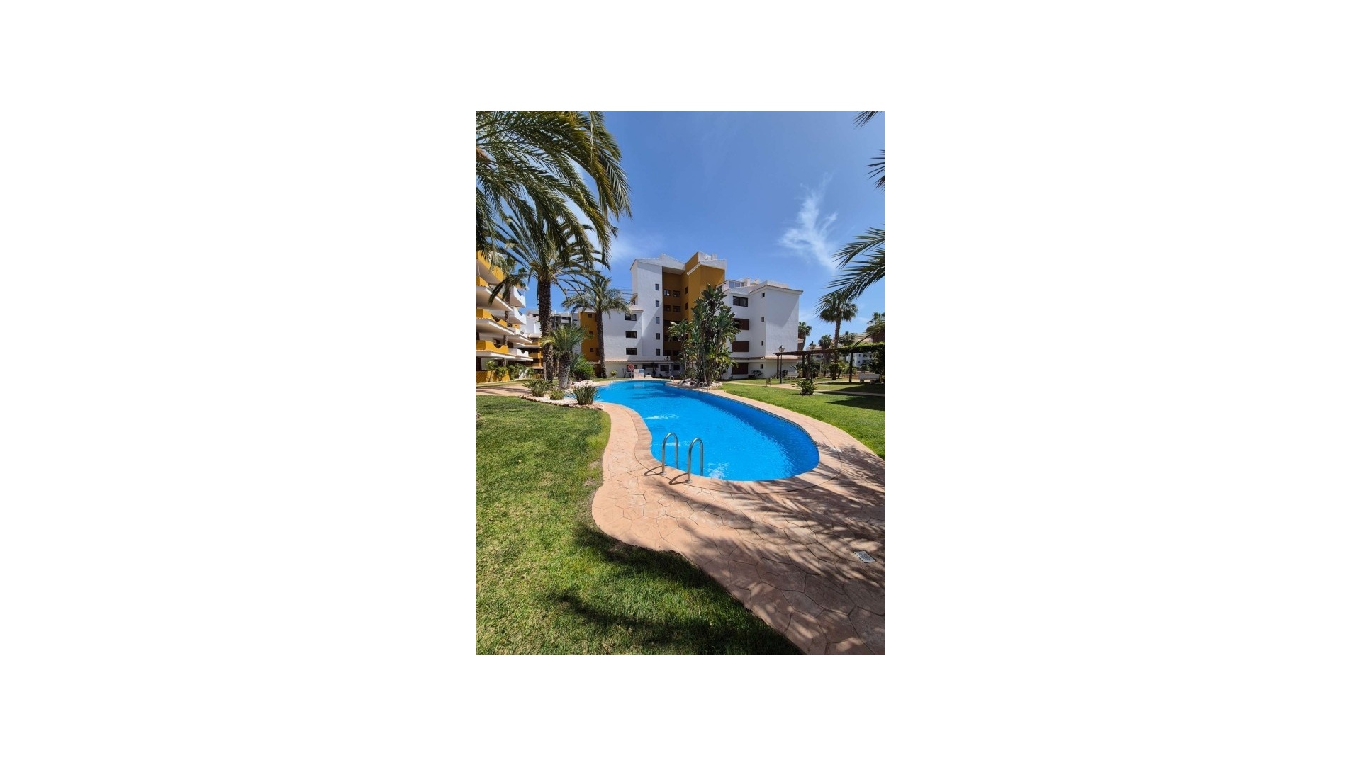 Resale - Apartment - Punta Prima - la entrada