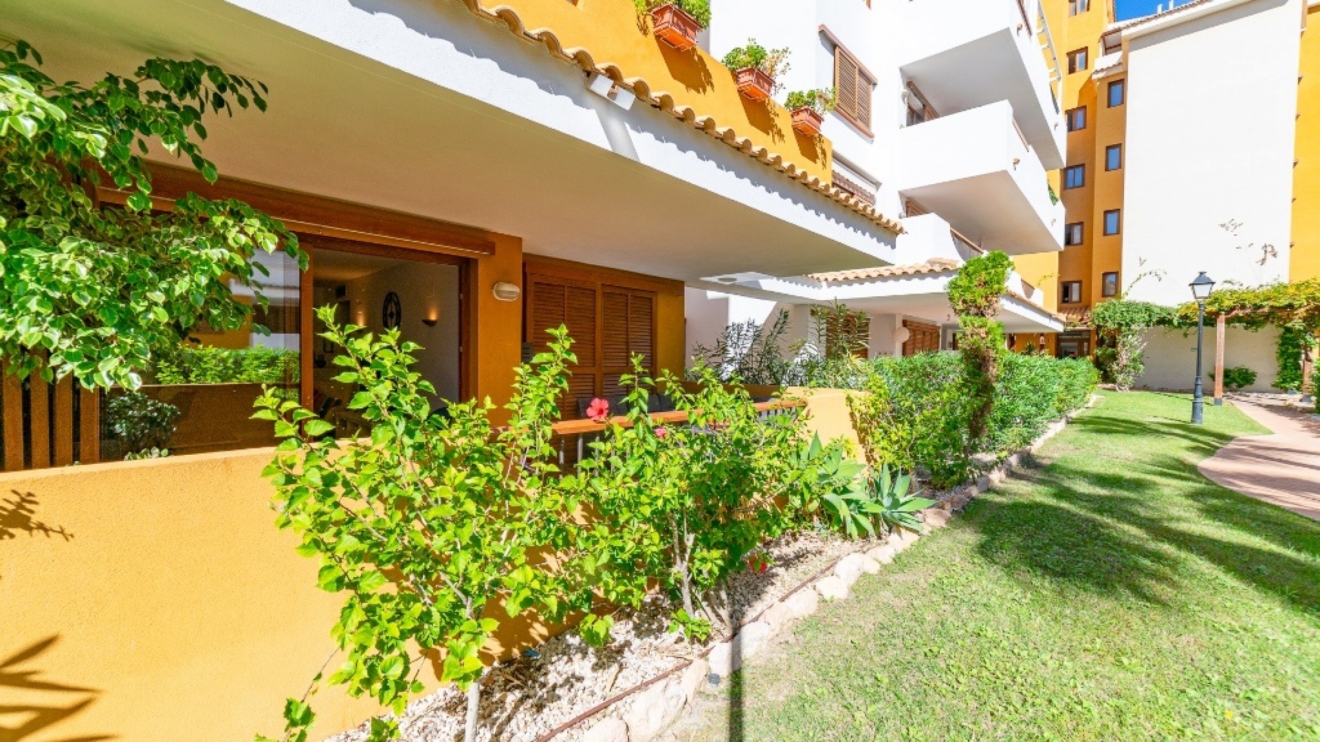 Resale - Apartment - Punta Prima - la entrada