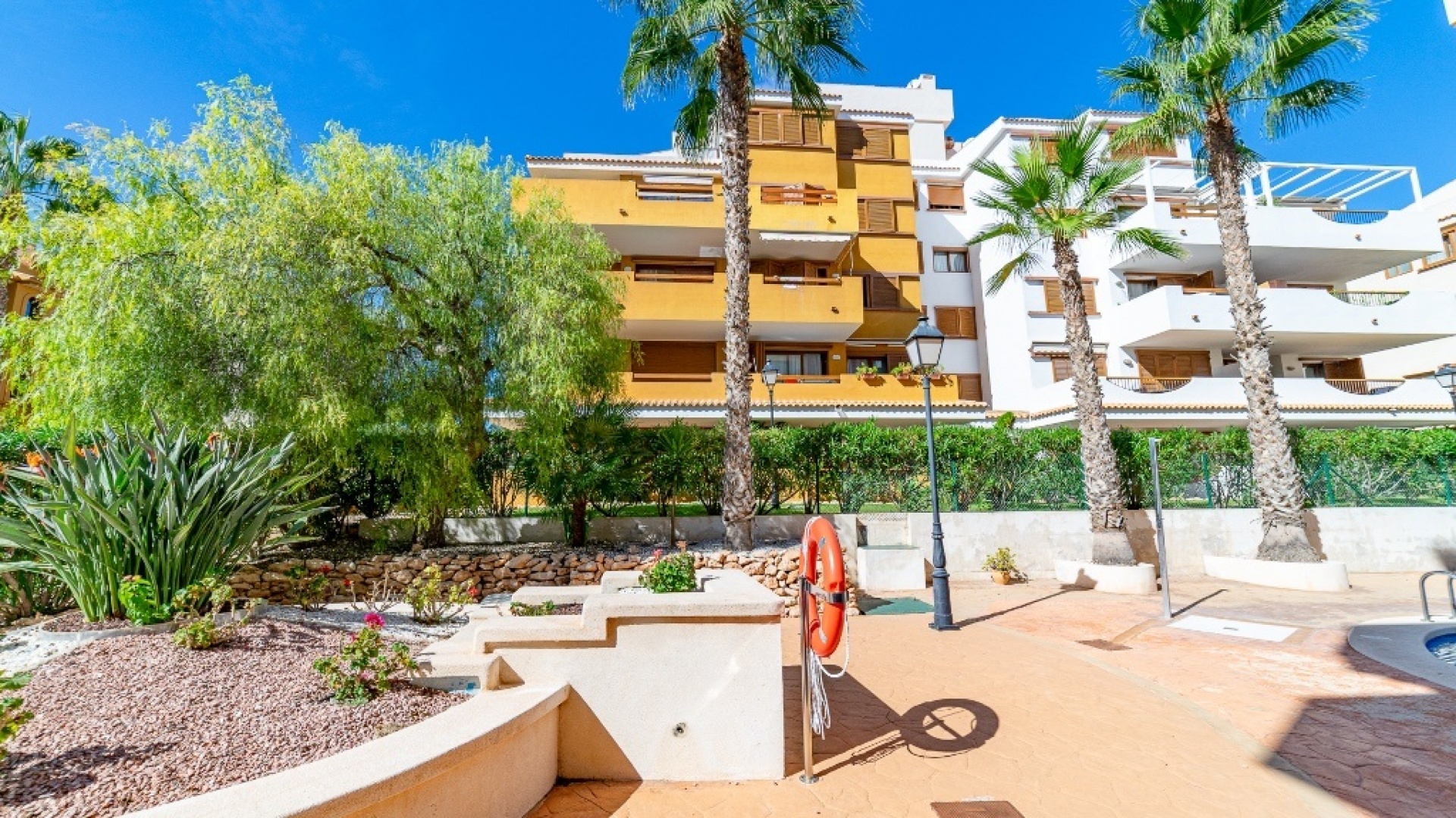 Resale - Apartment - Punta Prima - la entrada
