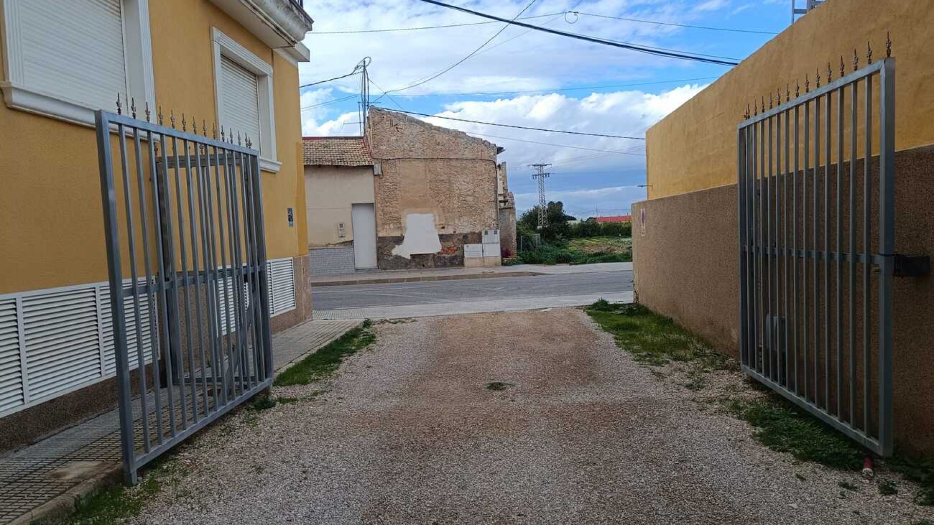 Resale - Apartment - Rafal