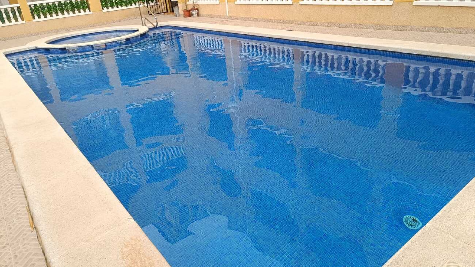 Resale - Apartment - Rafal