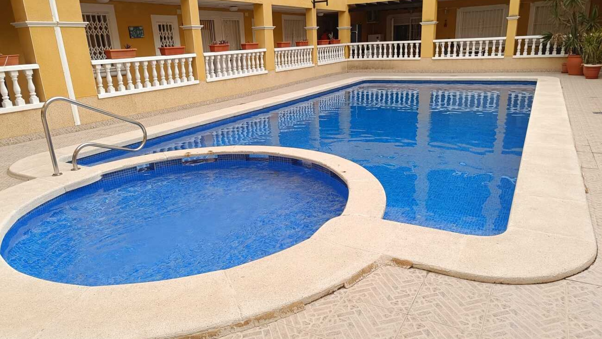 Resale - Apartment - Rafal