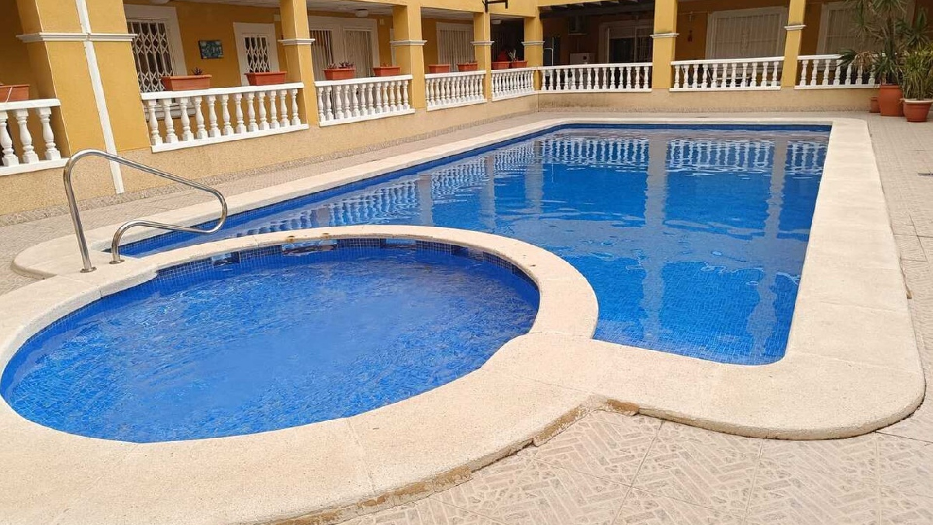 Resale - Apartment - Rafal