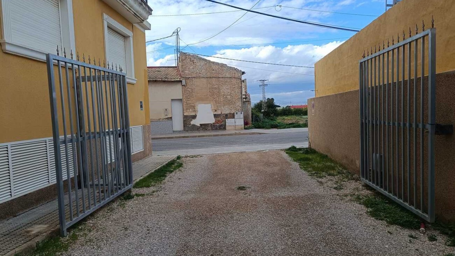 Resale - Apartment - Rafal