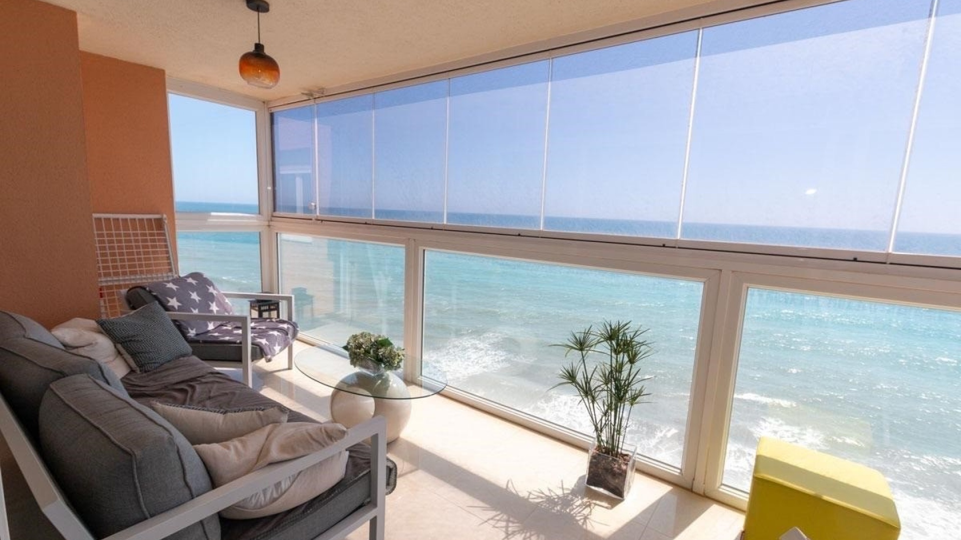 Resale - Apartment - Torrevieja - 1st line to the sea