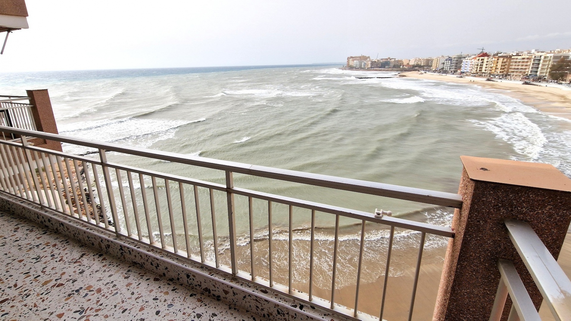 Resale - Apartment - Torrevieja - 1st line to the sea