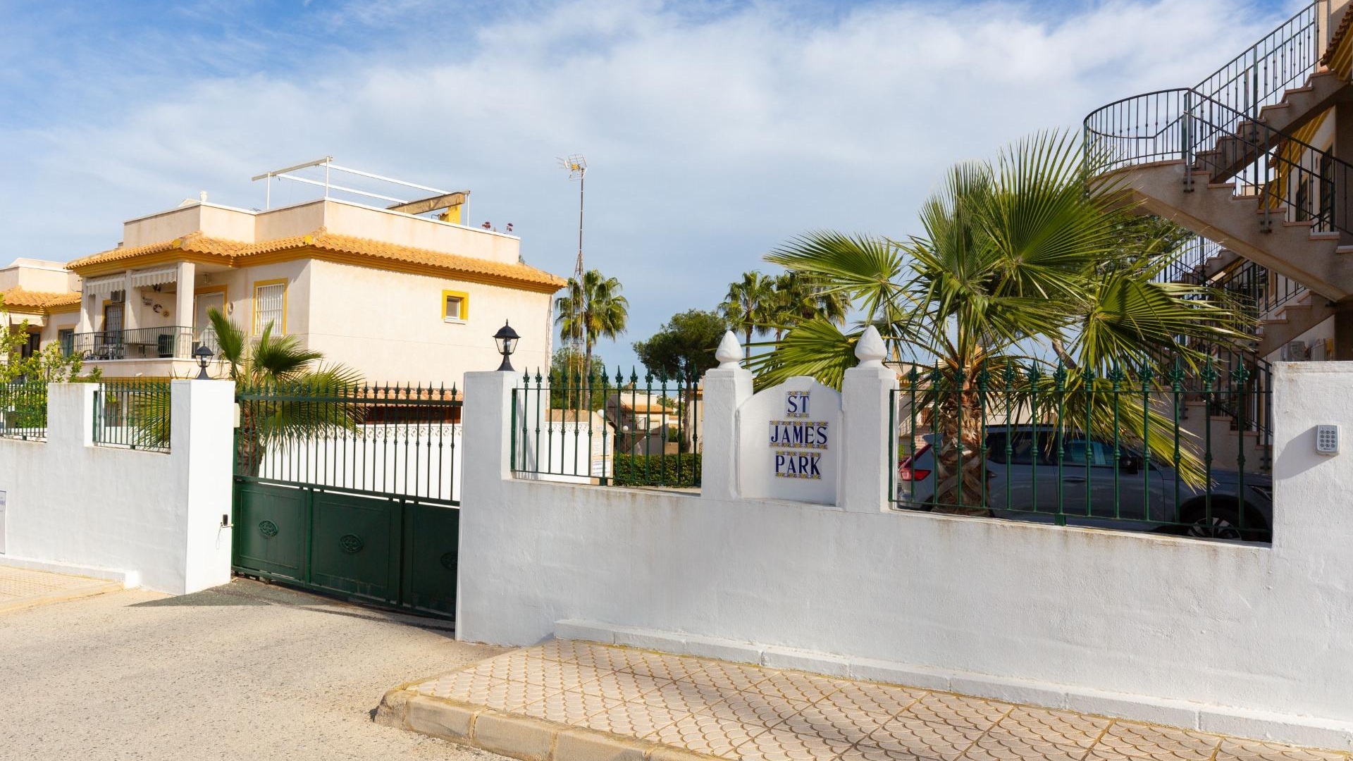 Resale - Apartment - Villamartin - st james park