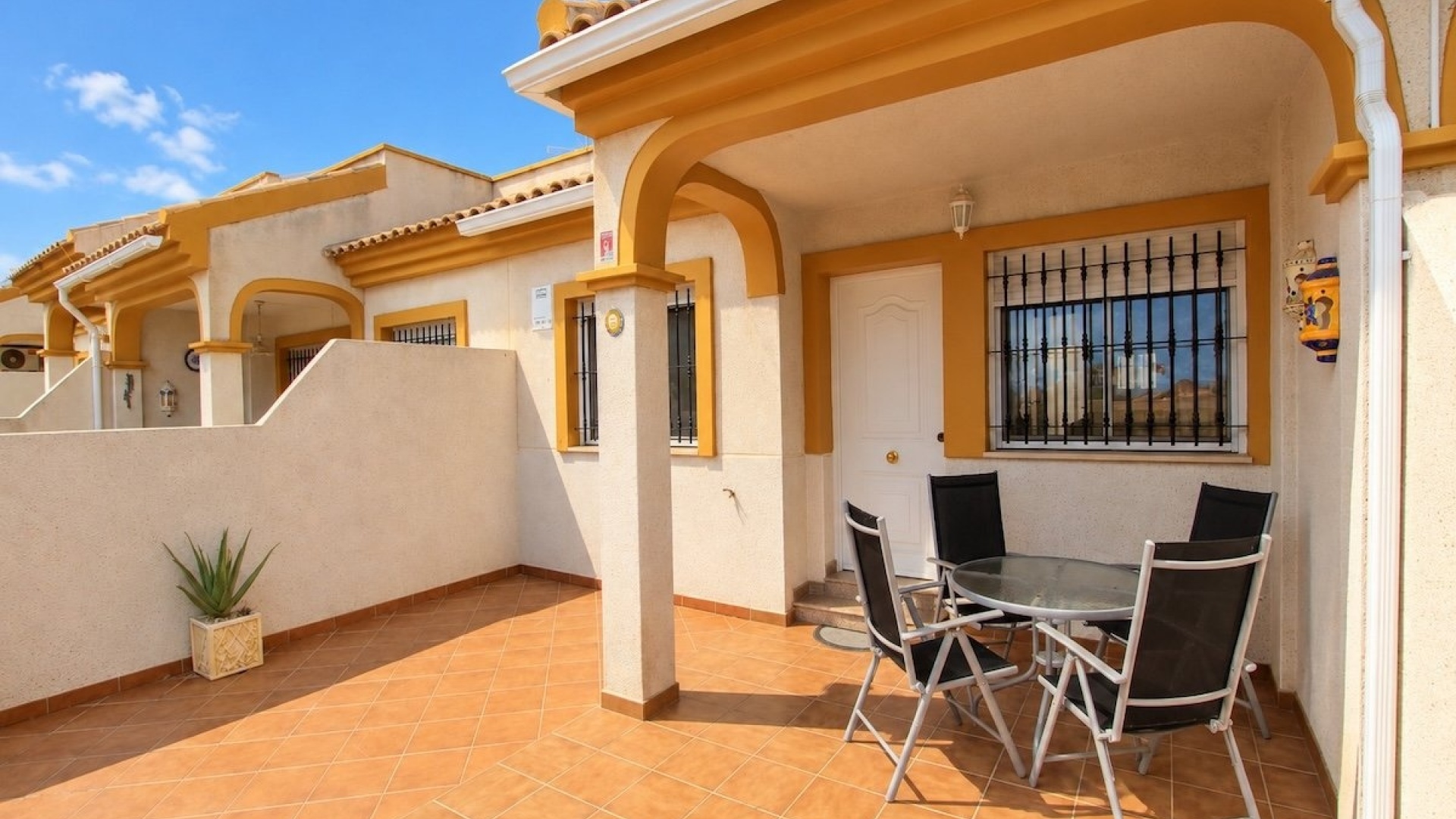 Resale - Bungalow - Daya Nueva