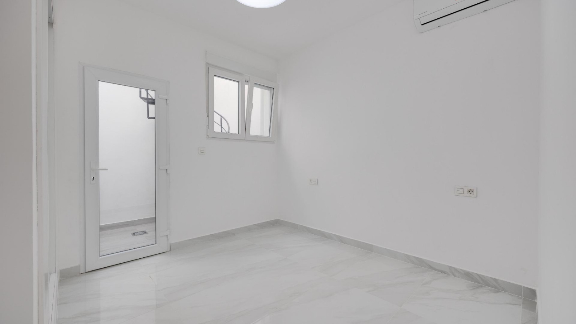 Resale - Bungalow - Playa Flamenca - las chismosas