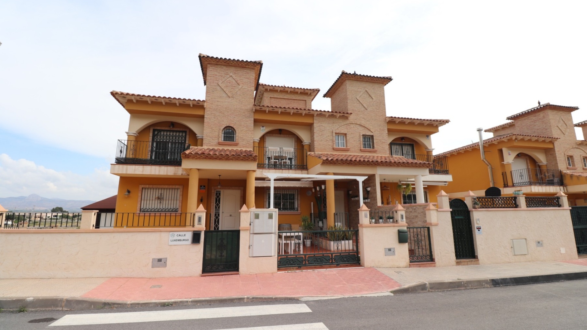 Resale - Townhouse - Cox - Cox - Country