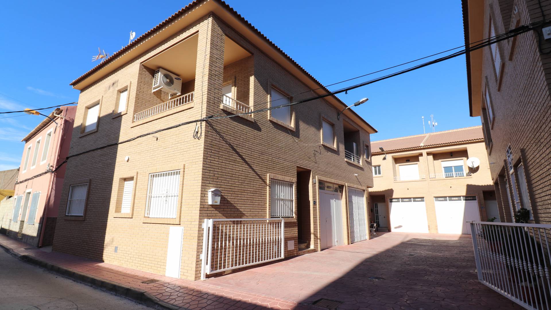 Resale - Townhouse - San Bartolome - san bartolome