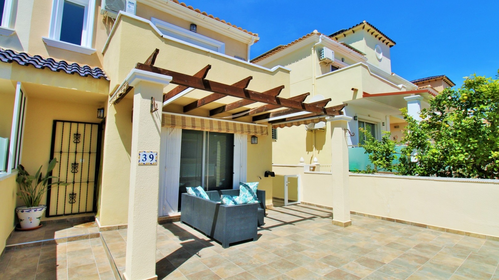 Resale - Townhouse - Villamartin - blue lagoon