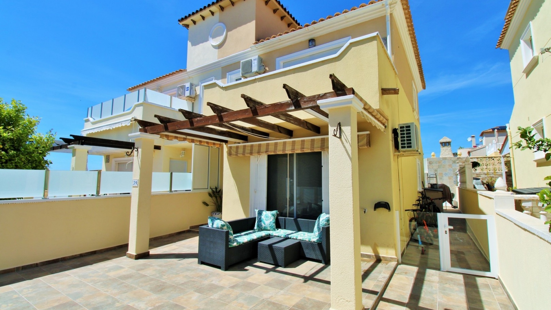 Resale - Townhouse - Villamartin - blue lagoon
