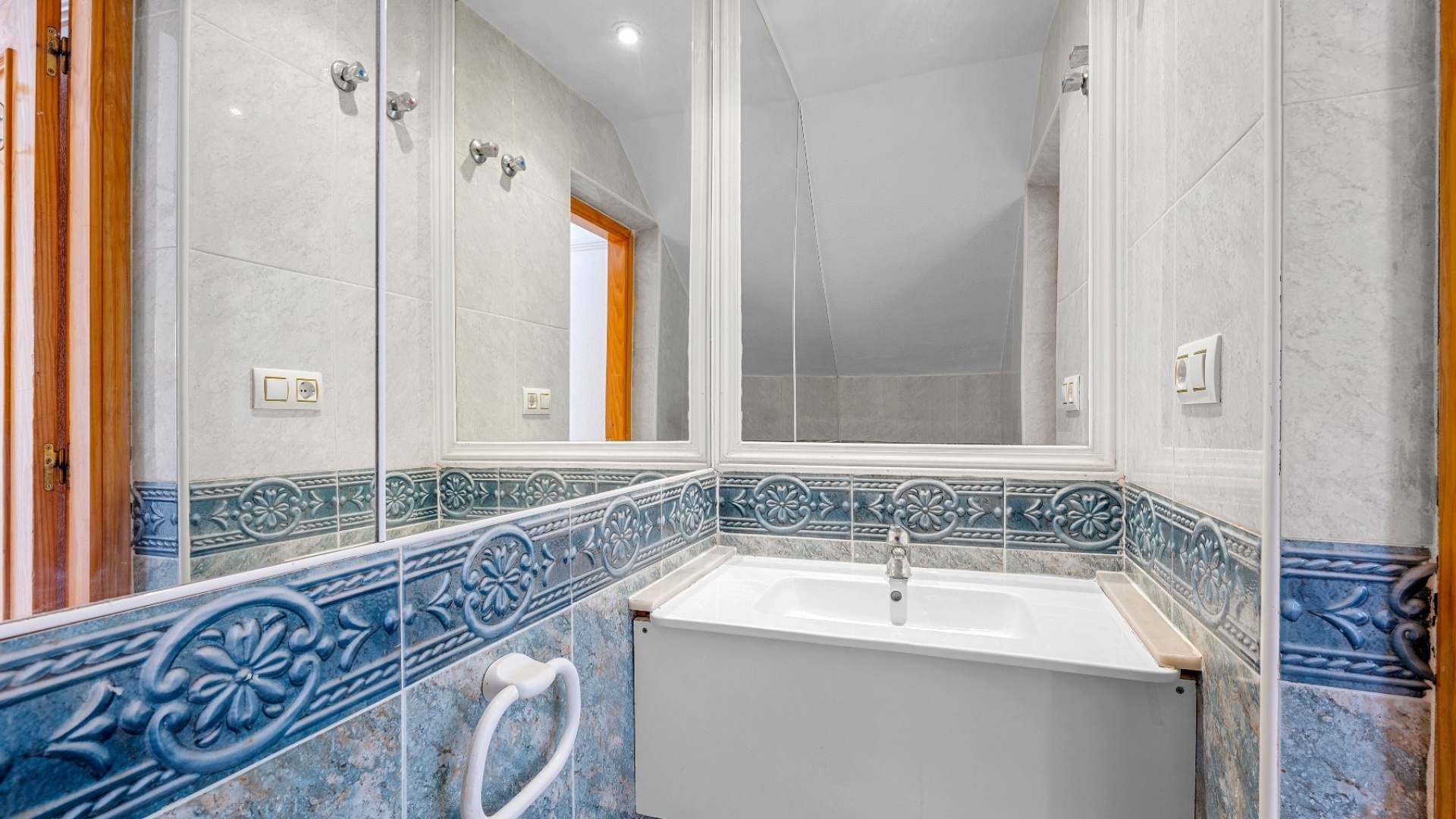 Resale - Townhouse - Villamartin - bosque de las lomas