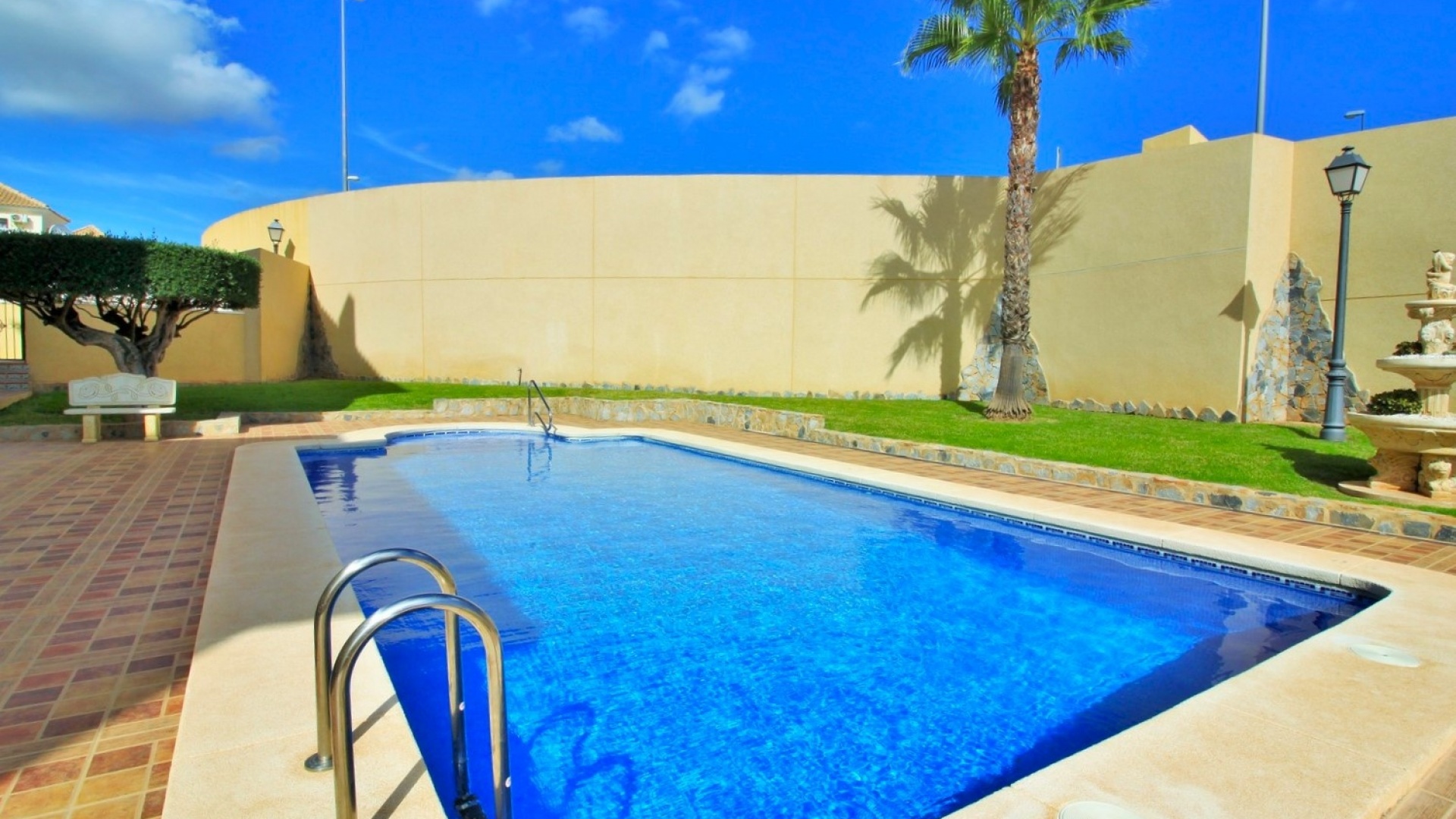 Resale - Townhouse - Villamartin - bosque de las lomas