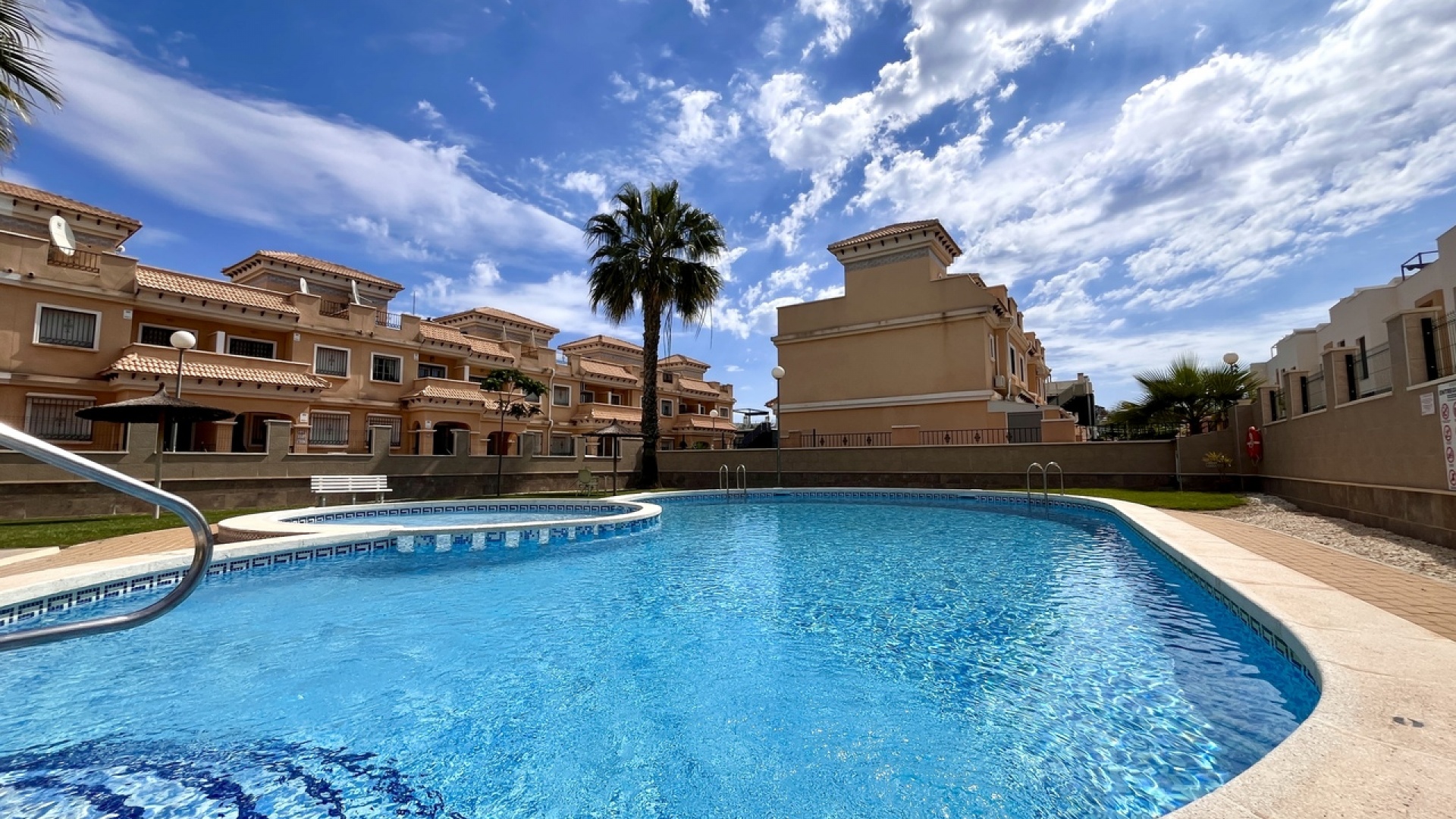 Resale - Townhouse - Villamartin - entre golf