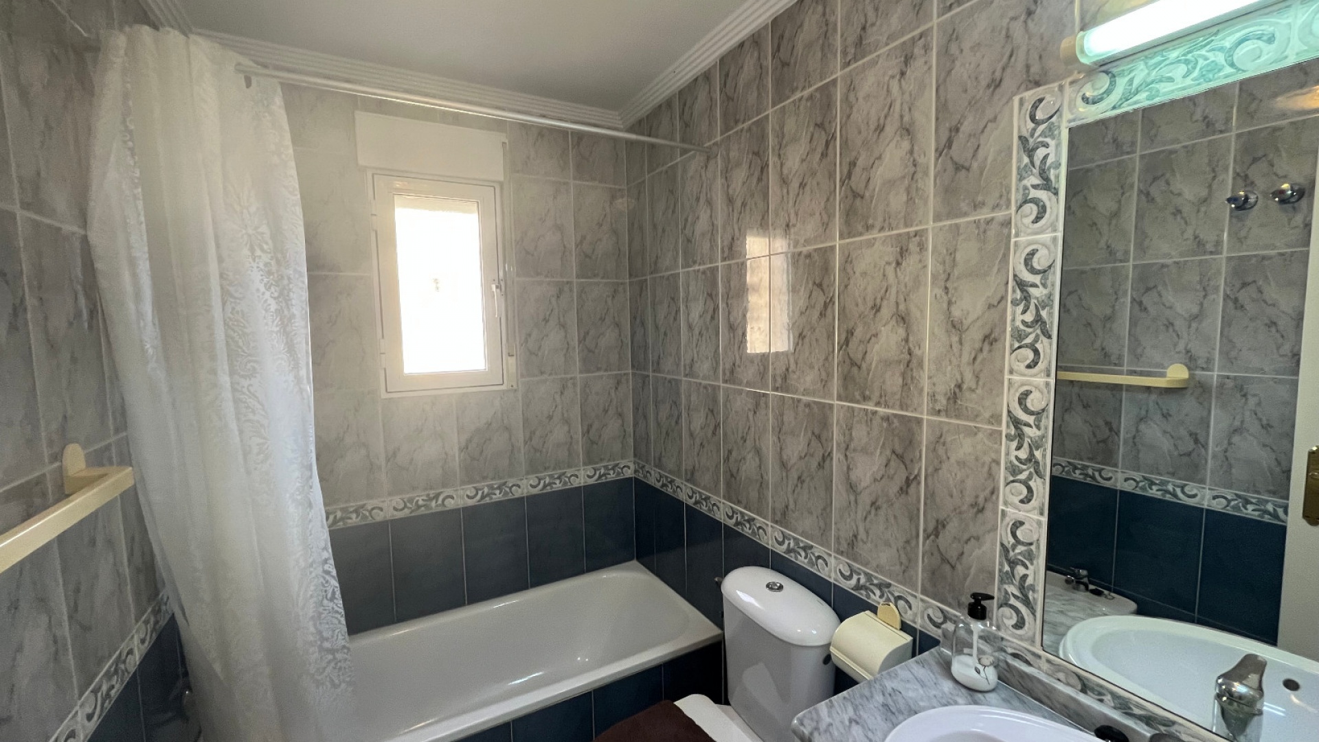 Resale - Townhouse - Villamartin - las filipinas