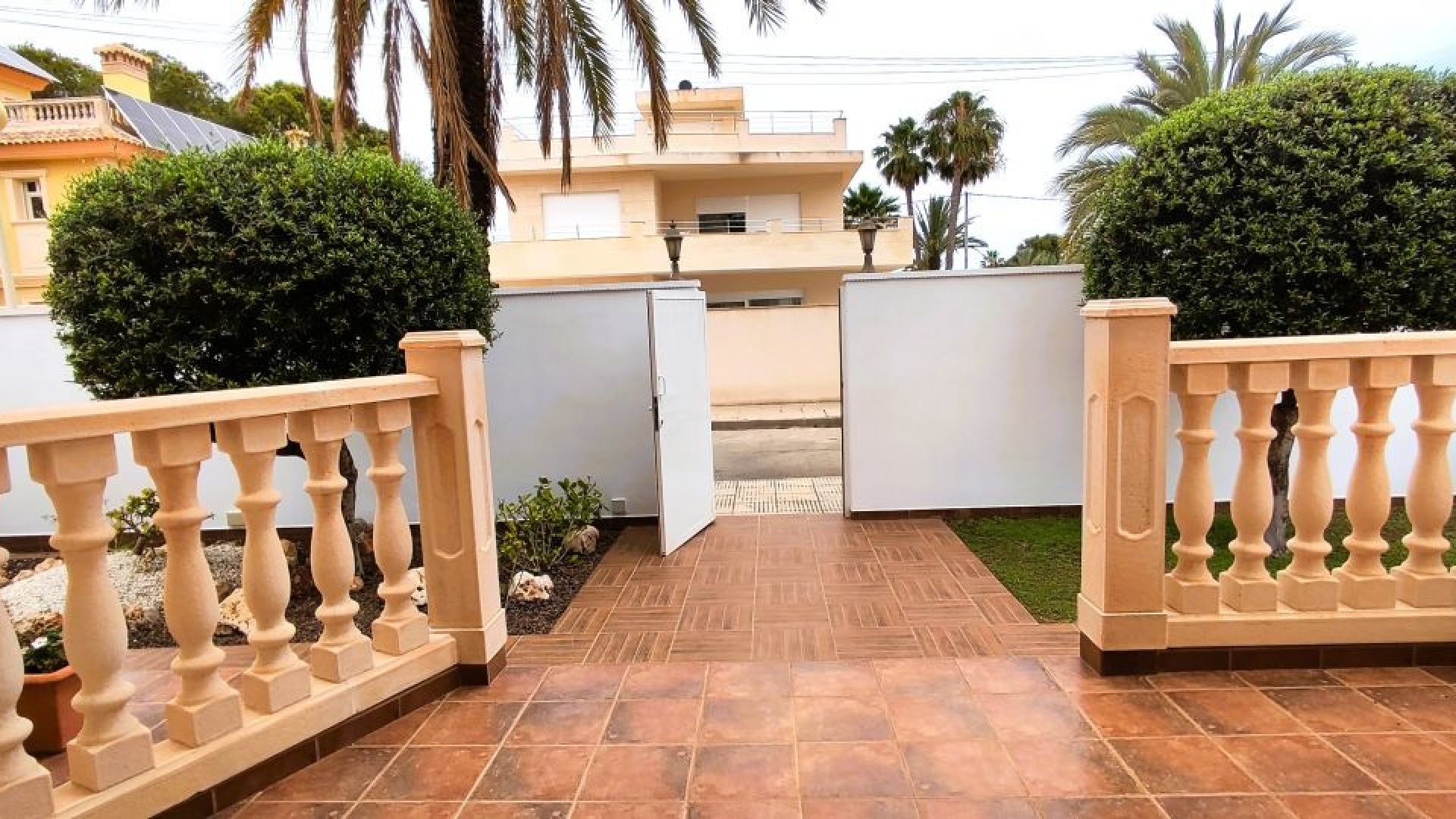 Resale - Villa - Cabo Roig