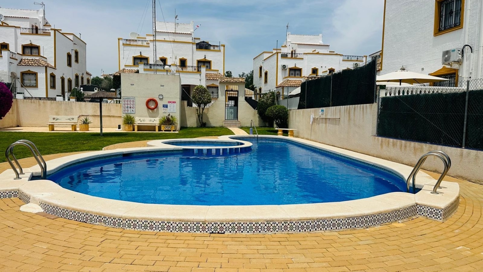 Resale - Villa - Los Montesinos - entre naranjos