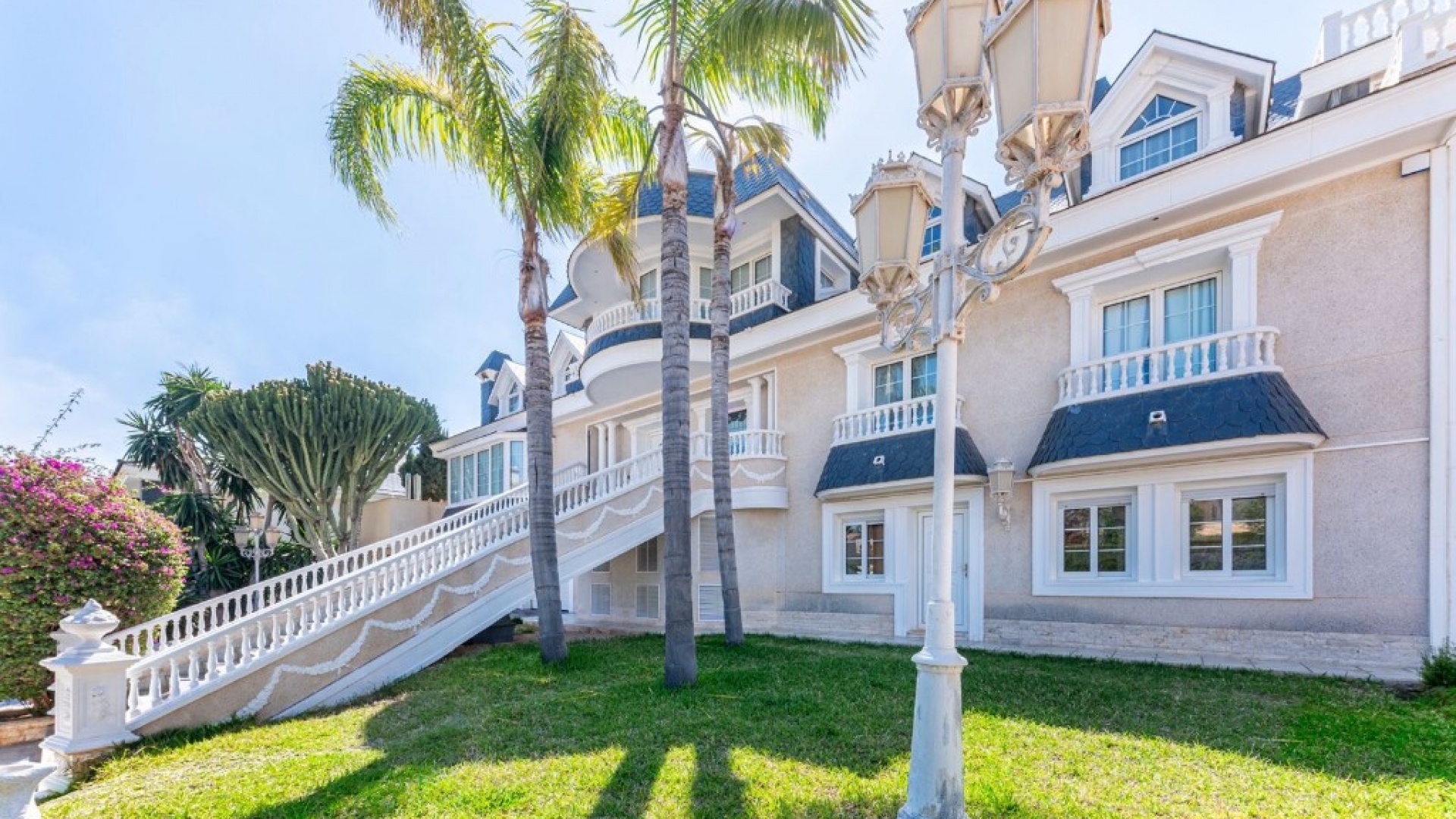 Resale - Villa - Playa San Juan