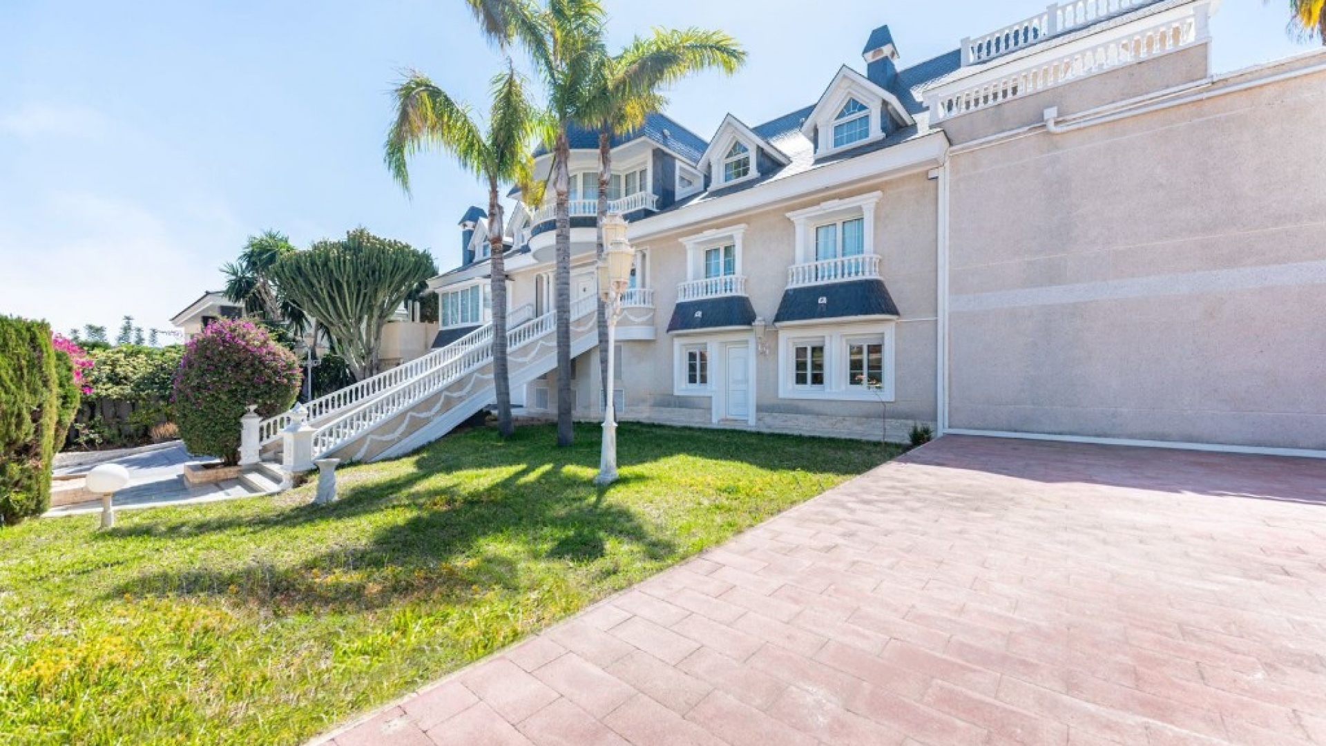 Resale - Villa - Playa San Juan