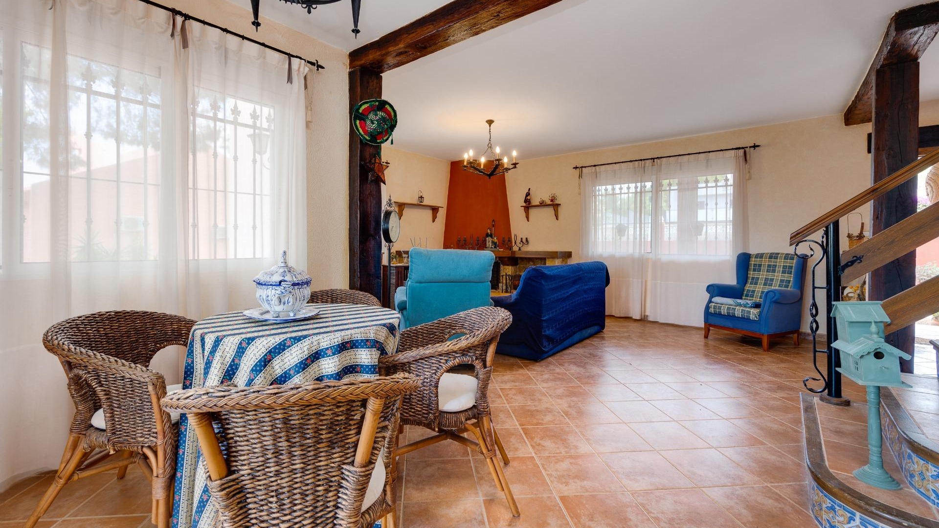 Resale - Villa - San Miguel de Salinas - las comunicaciones