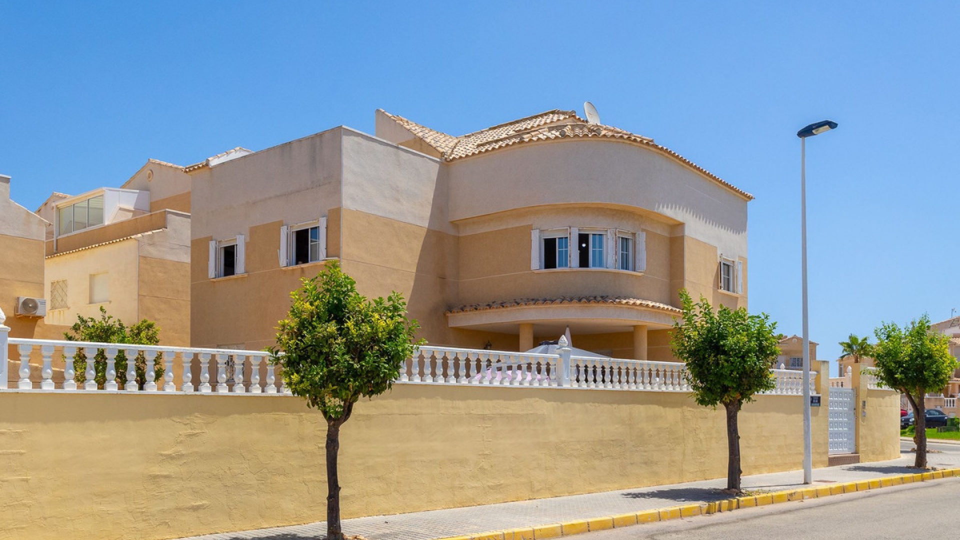 Resale - Villa - Torrevieja - La Siesta