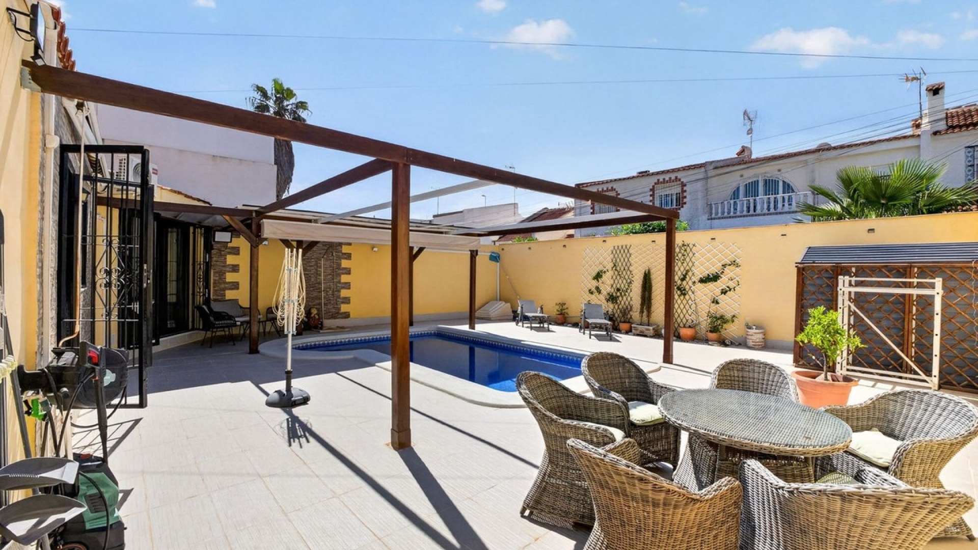 Resale - Villa - Torrevieja - Torrevieja Centro