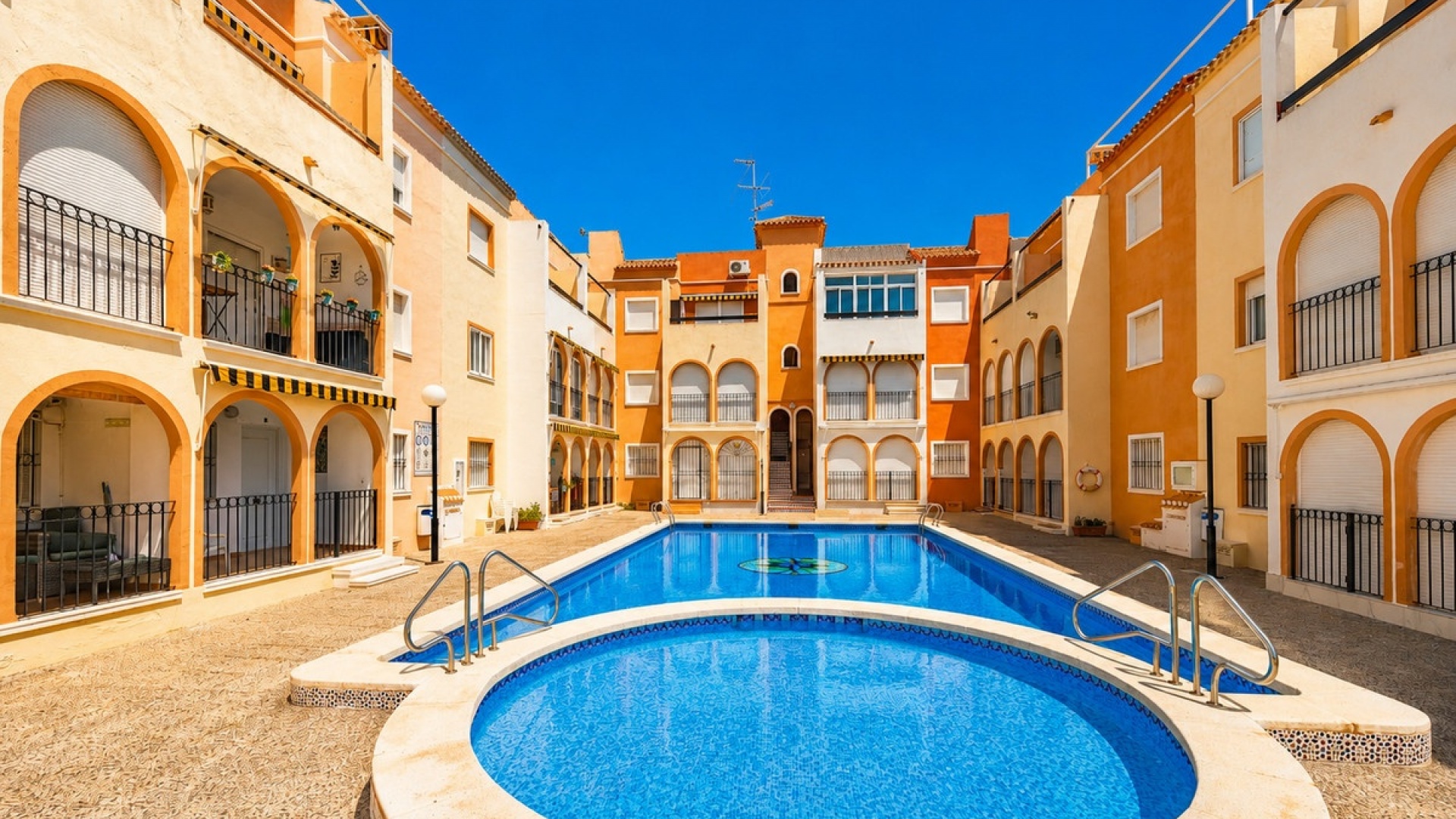 Resale - Villa - Torrevieja - Torrevieja Centro