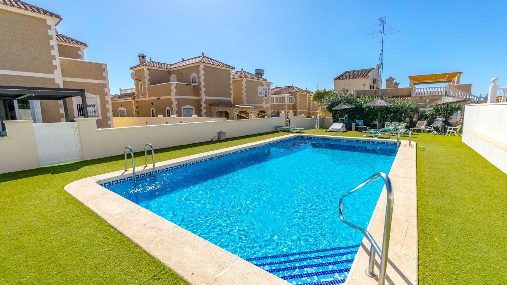 Resale - Villa - Villamartin - blue hills