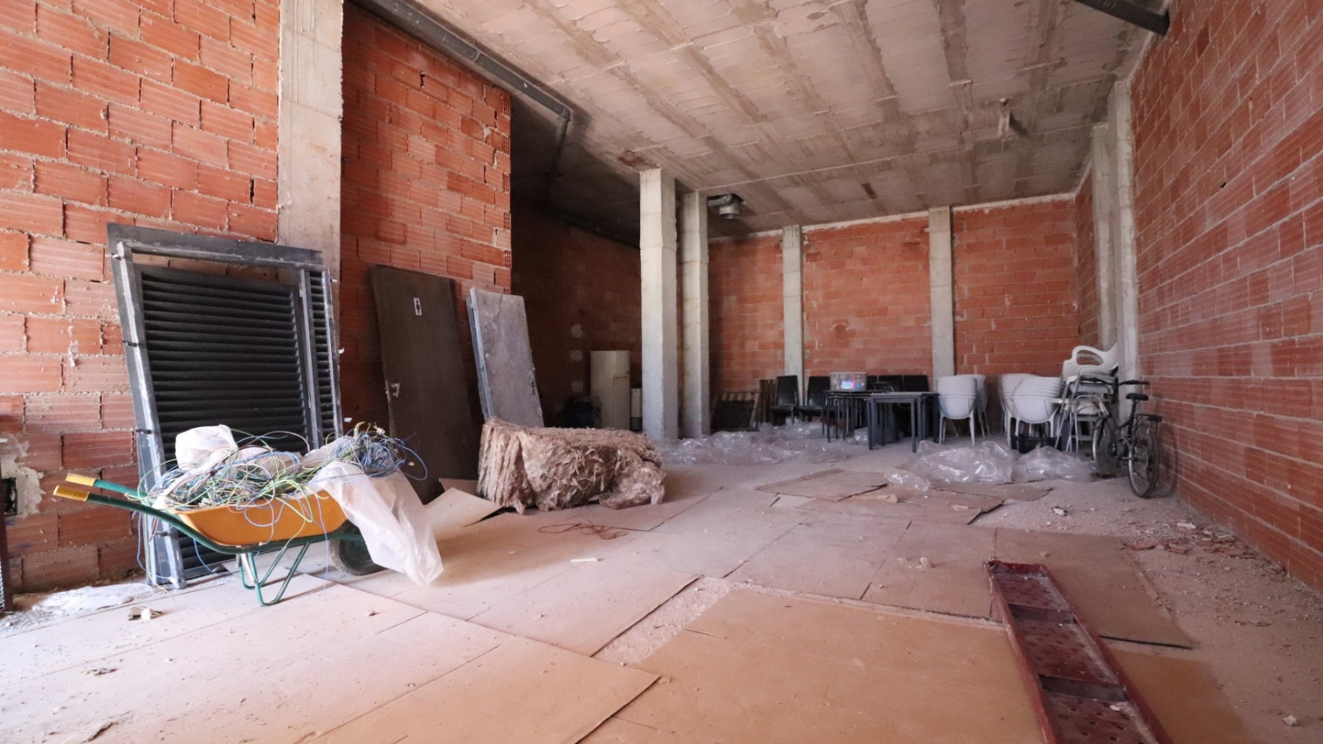 Revente - Commercial - Los Montesinos - Laguna Green