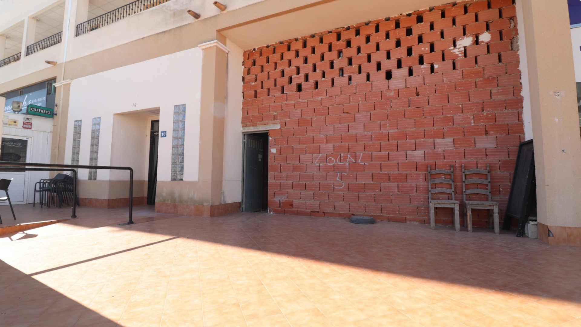 Revente - Commercial - Los Montesinos - Laguna Green