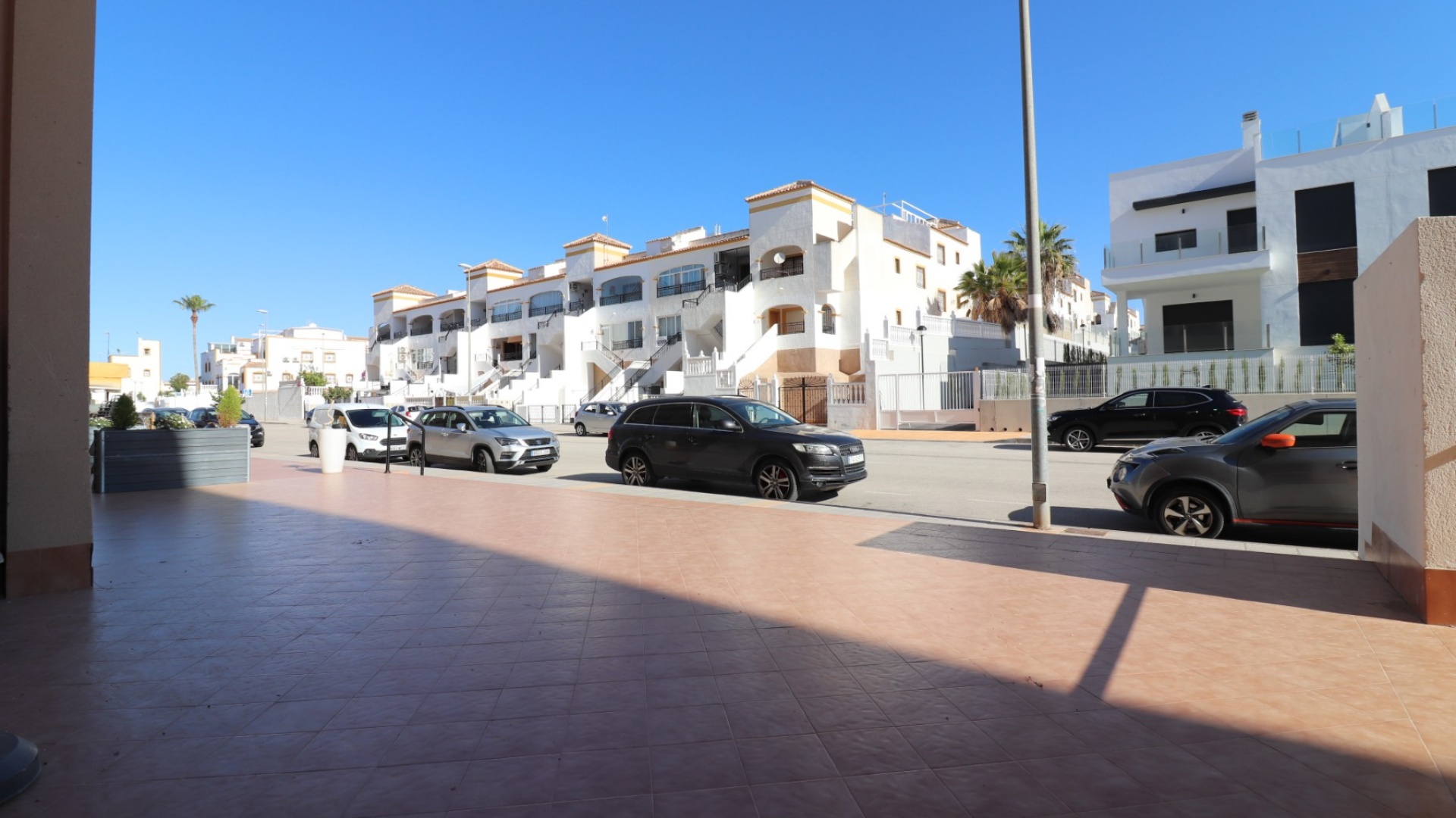 Revente - Commercial - Los Montesinos - Laguna Green