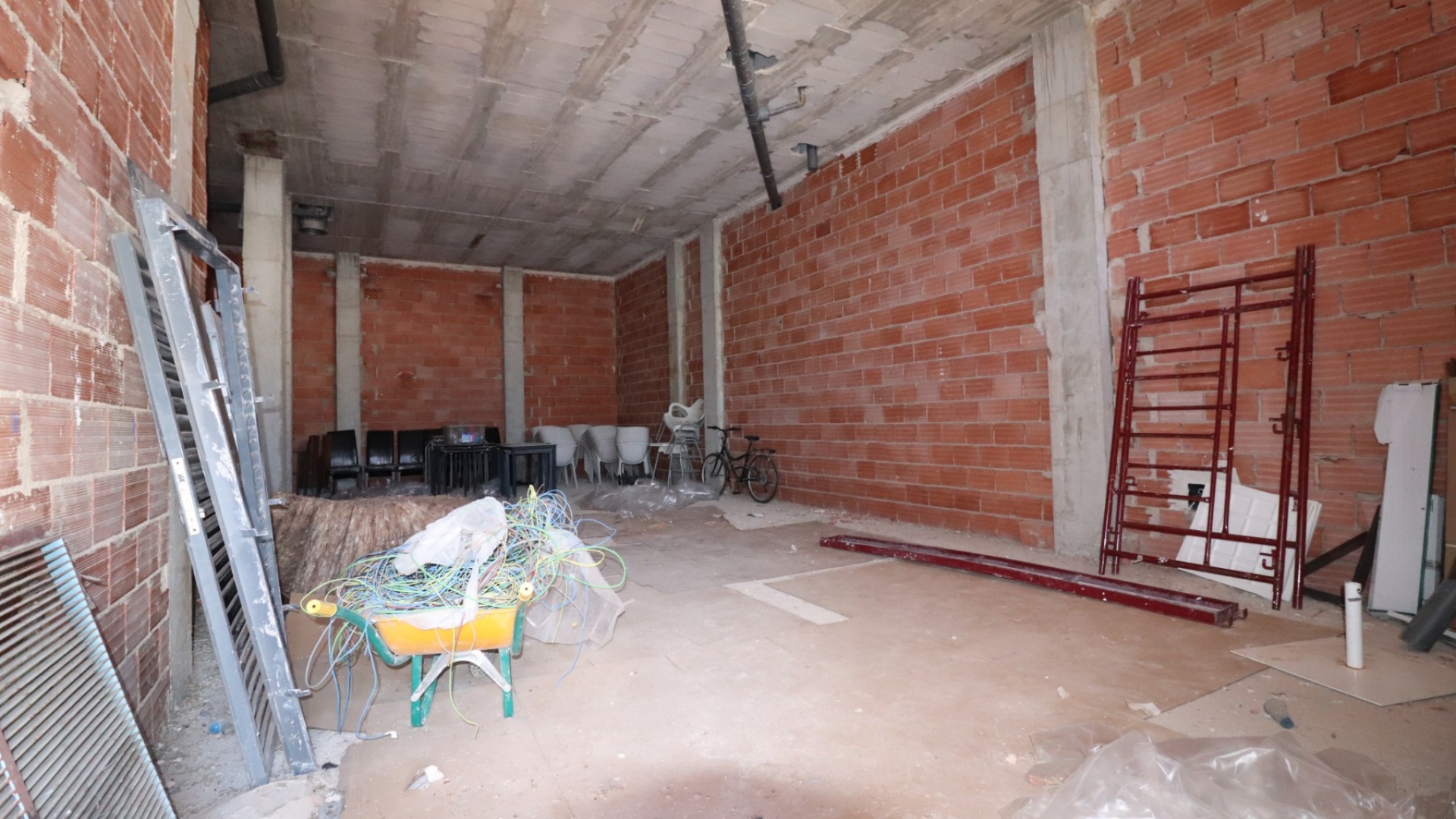 Revente - Commercial - Los Montesinos - Laguna Green