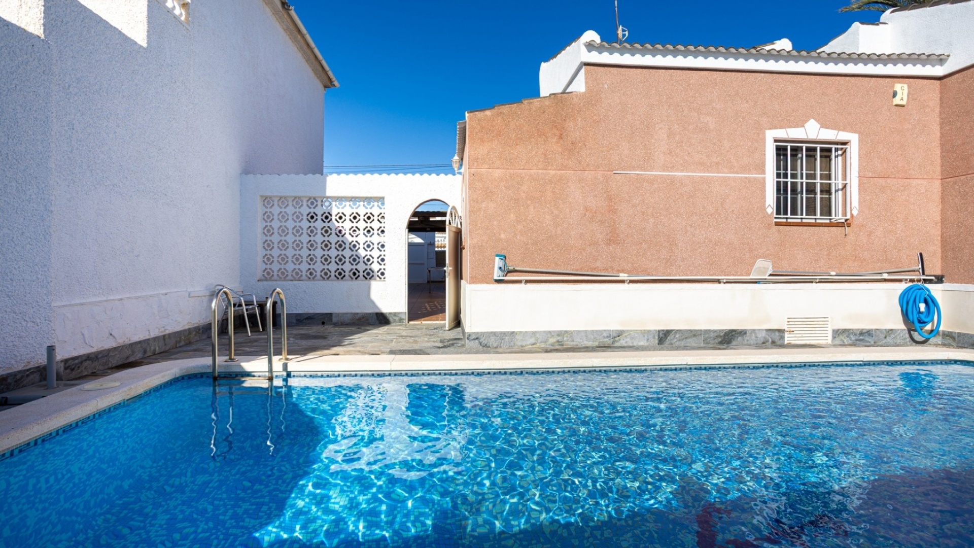 Revente - Villa - Torrevieja - Urbanización San Luis