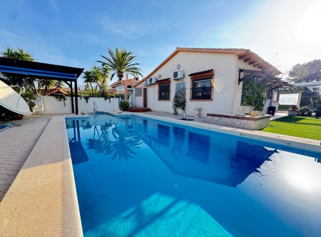 Villa - Återförsäljning - Cabo Roig - ESMA-42802