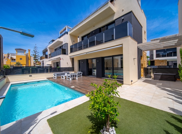 Villa - Återförsäljning - Cabo Roig - ESMA-49162