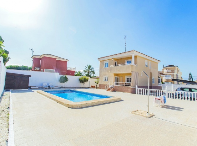 Villa - Återförsäljning - Torrevieja - Aguas Nuevas