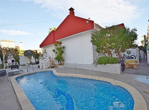 Villa - Återförsäljning - Torrevieja - Torrevieja Centro