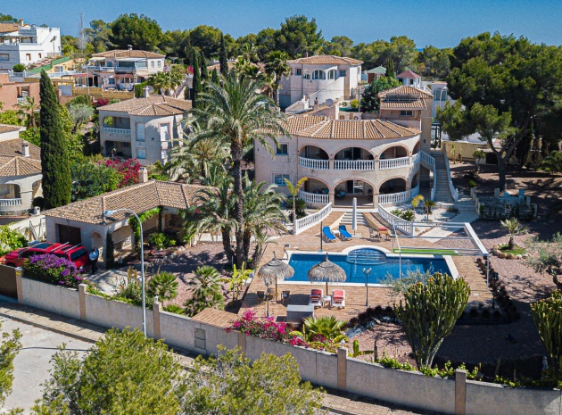 Villa - Resale - San Miguel de Salinas - las comunicaciones