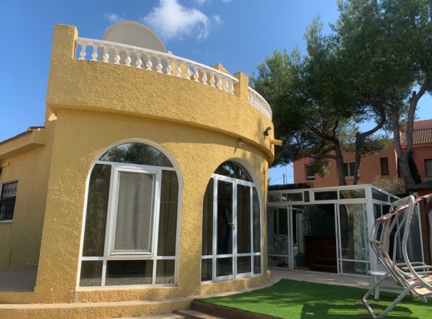 Villa - Resale - San Miguel de Salinas - las comunicaciones