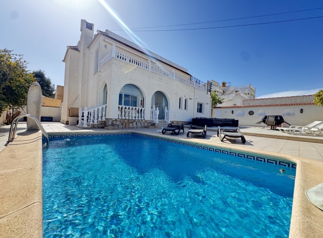 Villa - Wederverkoop - San Miguel de Salinas - las comunicaciones