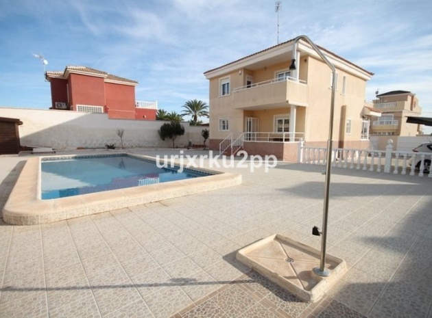 Villa - Wederverkoop - Torrevieja - Aguas Nuevas