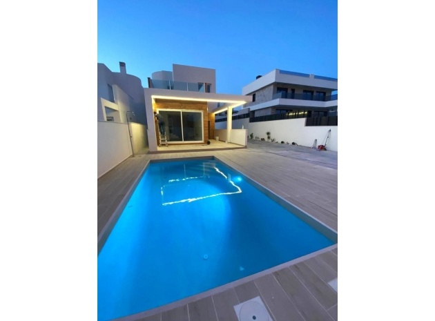 Villa - Wederverkoop - Torrevieja - Aguas Nuevas